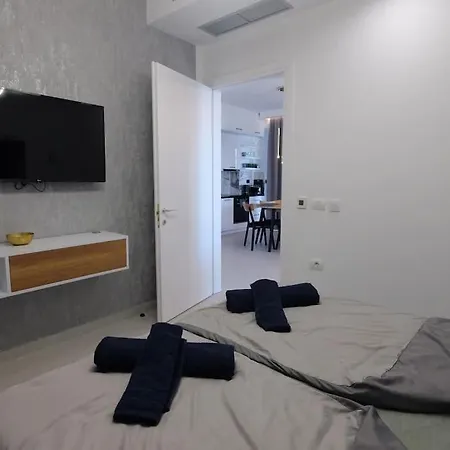 Golden Apartment *